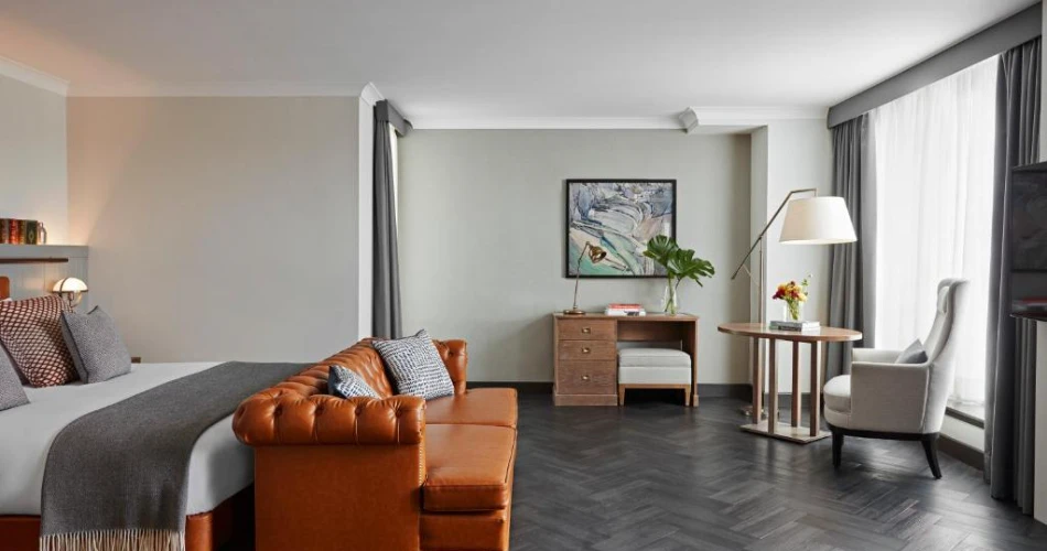 Luxury and Charm: Best Accommodations Near Edinburgh Castle