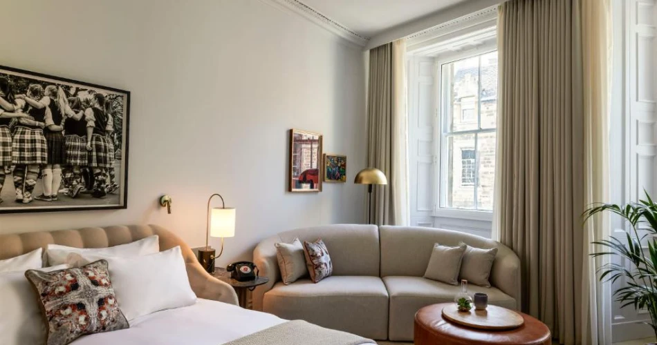 Luxury and Charm: Best Accommodations Near Edinburgh Castle