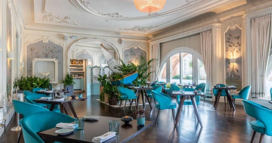Luxury and Charm: Best Accommodations Near Edinburgh Castle
