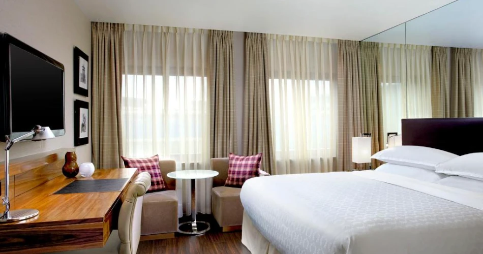 Luxury and Charm: Best Accommodations Near Edinburgh Castle