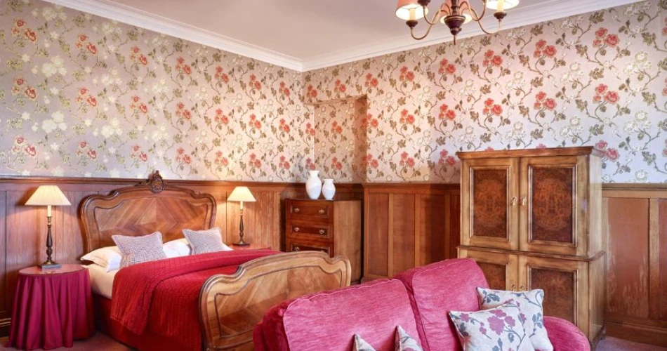 Luxury and Charm: Best Accommodations Near Edinburgh Castle