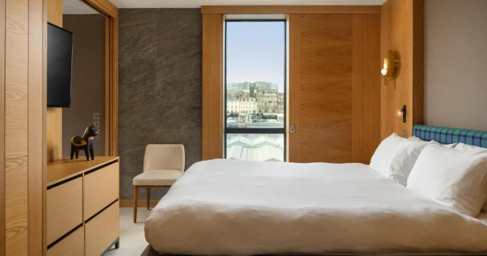 Luxury and Charm: Best Accommodations Near Edinburgh Castle