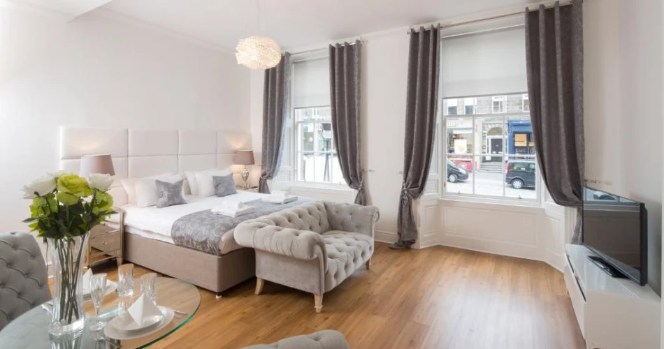 Castle Dreams on Any Budget: Luxury Hotels with Breathtaking Views and Affordable Stays Within Walking Distance of Edinburgh Castle