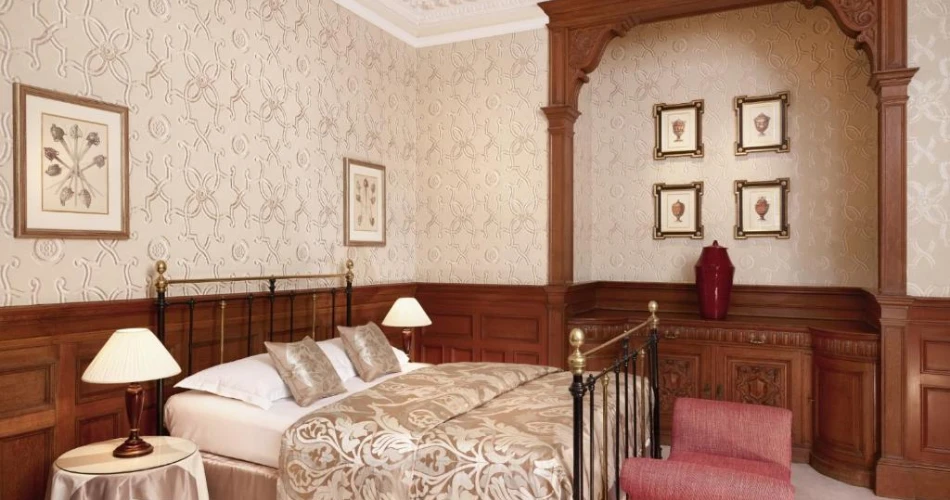 The Ultimate Guide to Hotels Near Buckingham Palace for Every Traveler