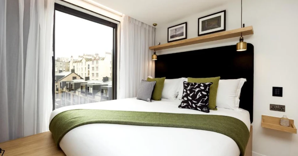 The Ultimate Guide to Hotels Near Buckingham Palace for Every Traveler