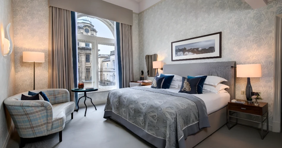 Luxury Stays Near Edinburgh Castle: Indulge in Style and History