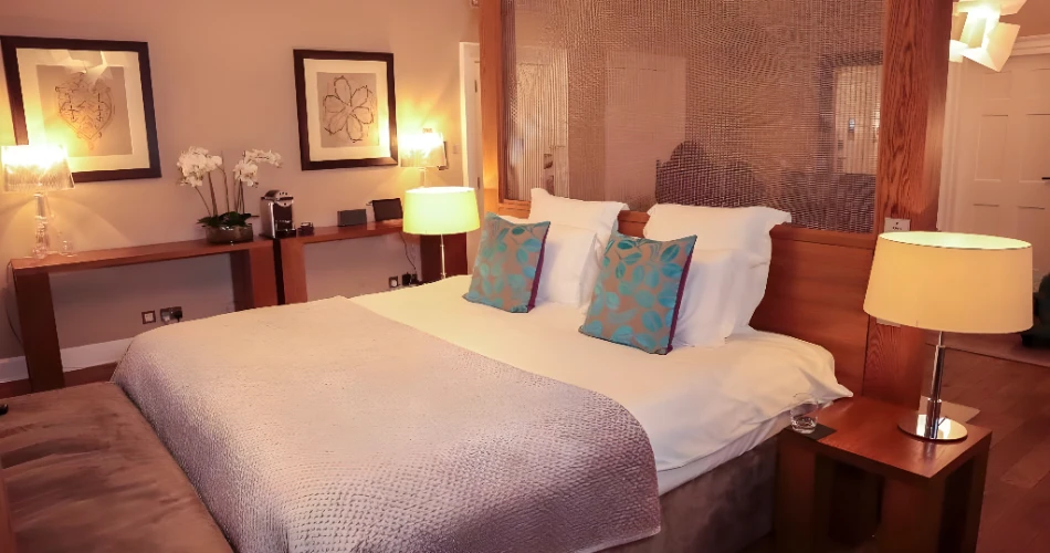 Luxury Stays Near Edinburgh Castle: Indulge in Style and History