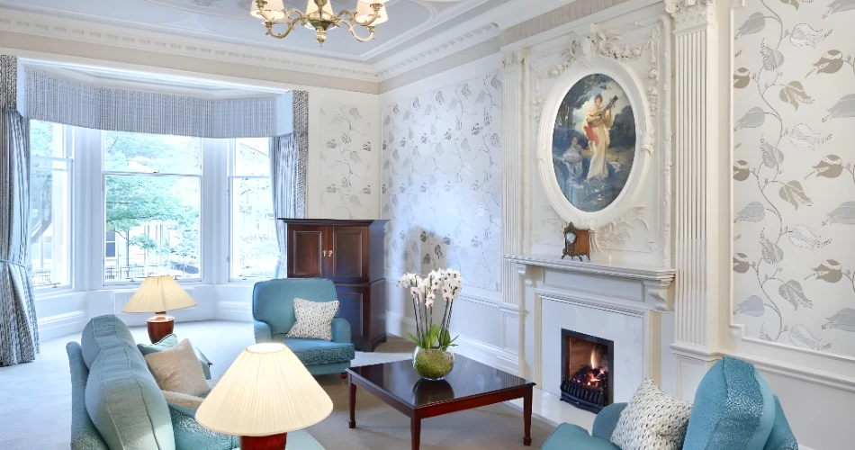 Luxury Stays Near Edinburgh Castle: Indulge in Style and History