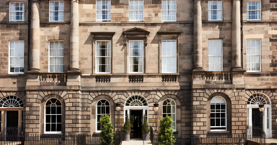 Luxury Stays Near Edinburgh Castle: Indulge in Style and History