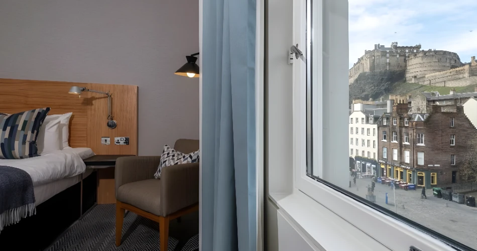 Luxury Stays Near Edinburgh Castle: Indulge in Style and History