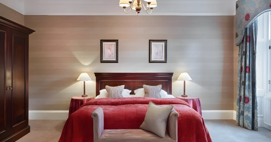 Romantic Escapes: Cozy Hotels Near Edinburgh Castle for Couples