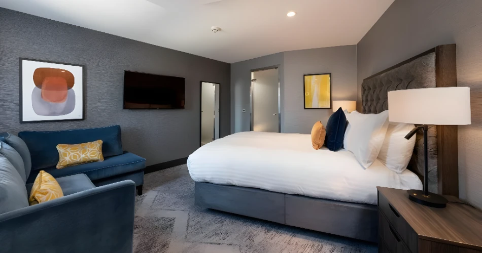 Romantic Escapes: Cozy Hotels Near Edinburgh Castle for Couples