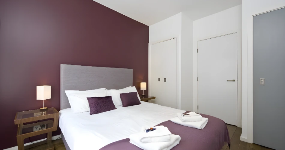 Romantic Escapes: Cozy Hotels Near Edinburgh Castle for Couples